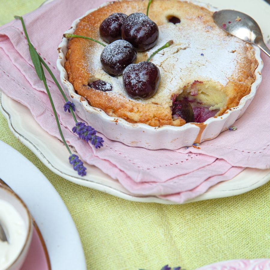 Clafoutis met kersen en lavendel