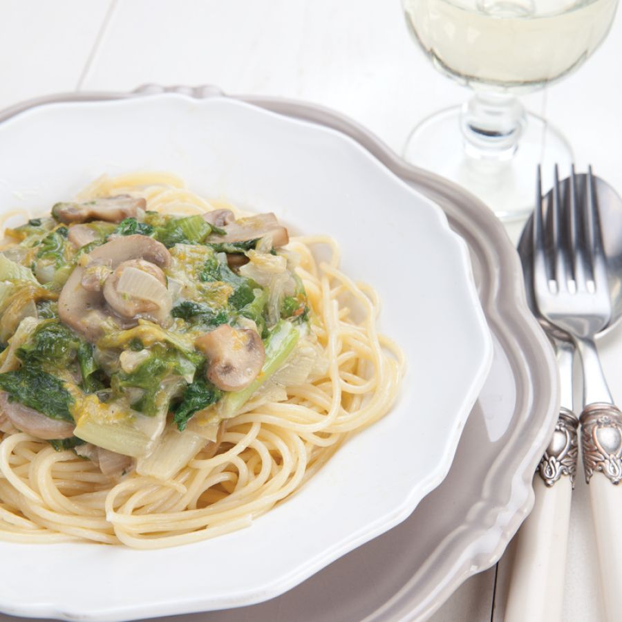 Spaghetti met andijvie, champignons en roomsaus