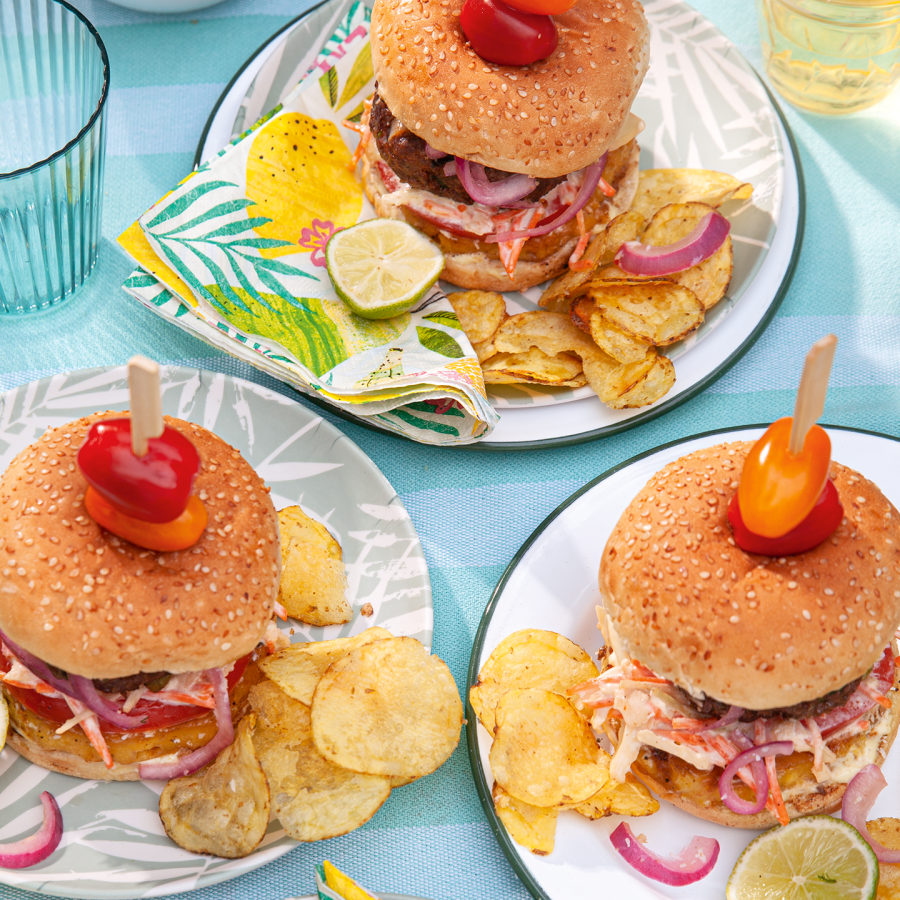Thaise hamburgers van de bbq met ananas en knapperige koolsla