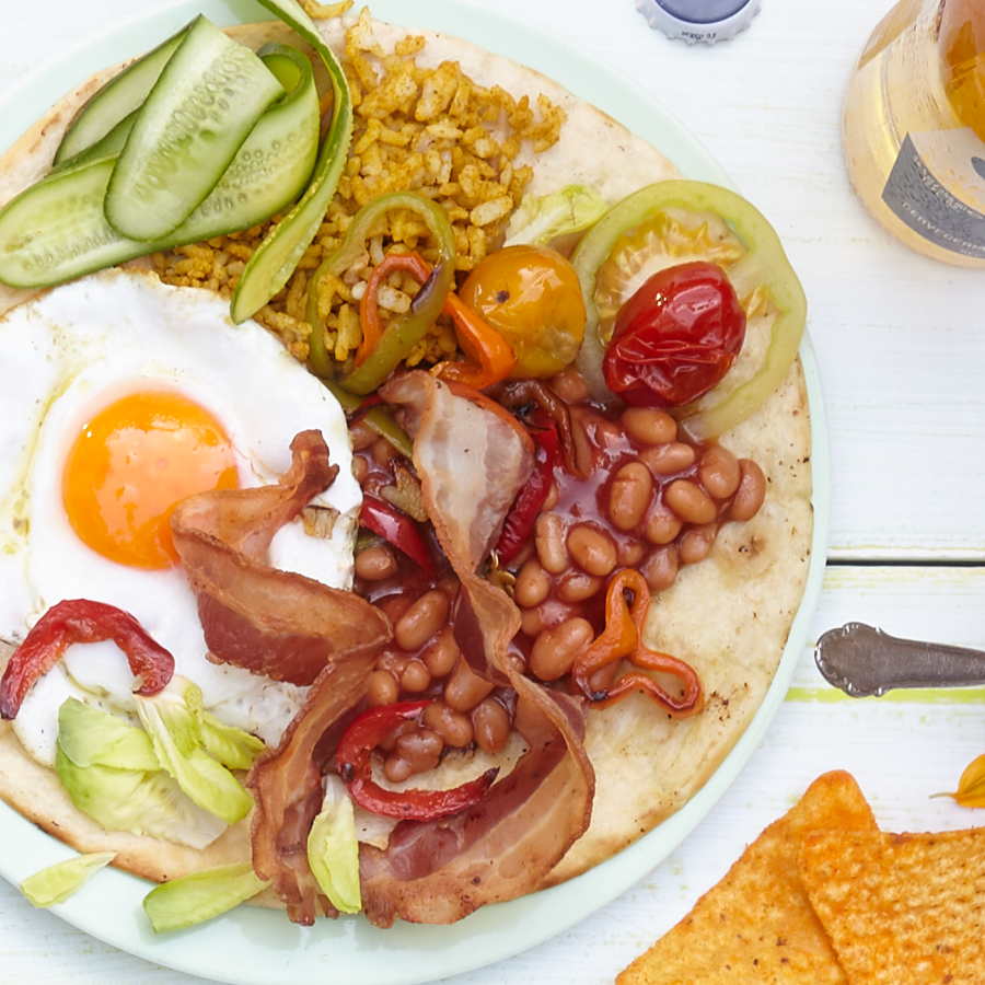 Tortilla 'English Breakfast' met bonen, komkommer, spek en een gebakken eitje
