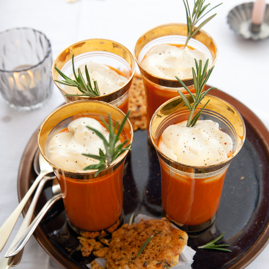 Geroosterde paprikasoep shots met rozemarijn