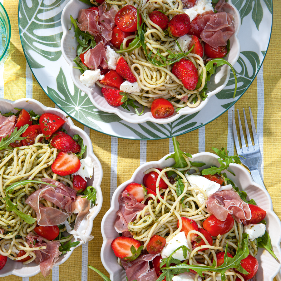 Pasta caprese met aardbeien en parmaham