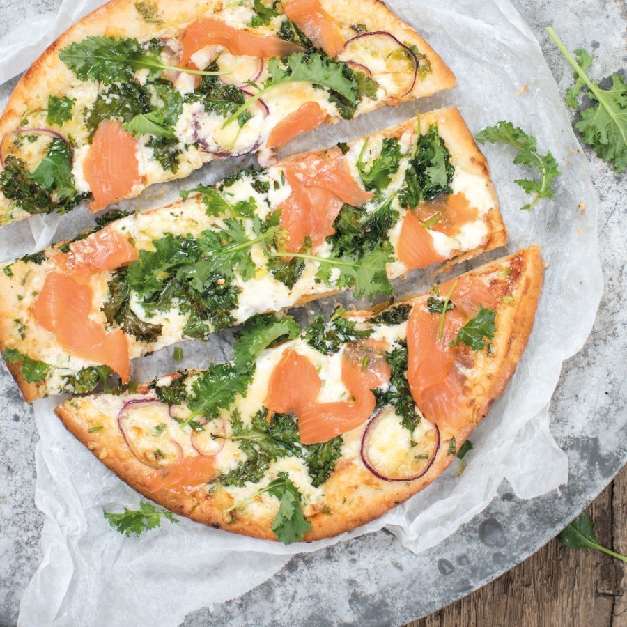 Pizza bianco met zalm en boerenkool