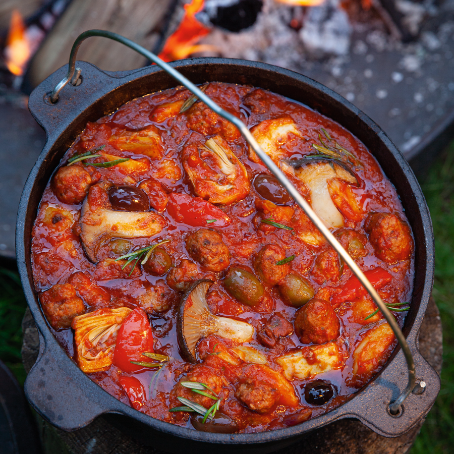 Stoofpot met worstvlees, paprika, knolselderij, zoete aardappel, artisjok en olijven