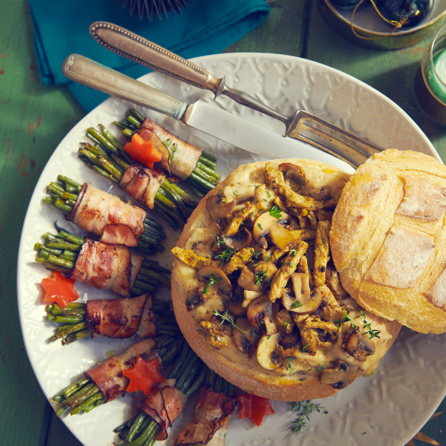 Feestelijk gevuld brood met ragout en champignons