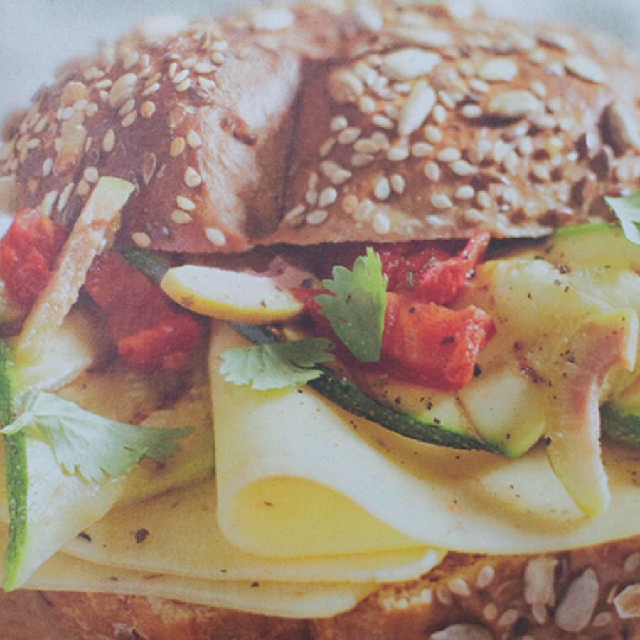 Waldkorn bol met kaas en gegrilde courgette