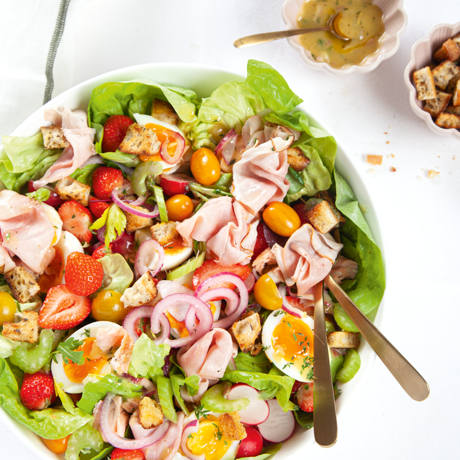 Voorjaarssalade met beenham, ei, aardbeien, radijs en citroendressing