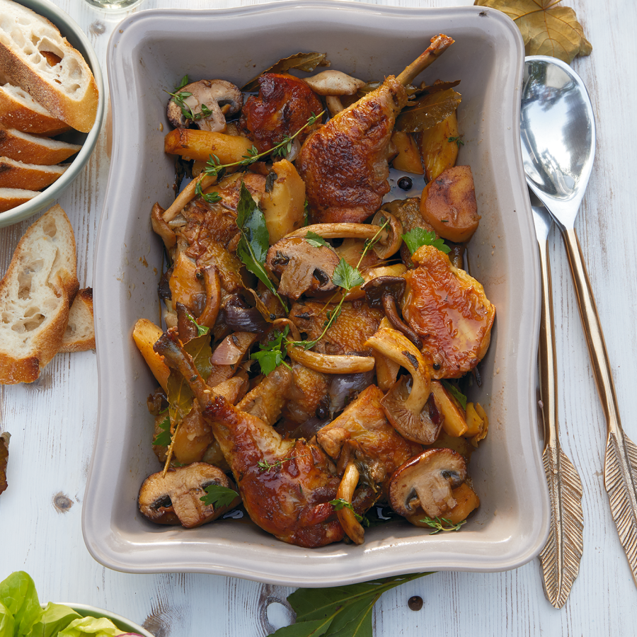 Coq au vin blanc met pastinaak en groene salade