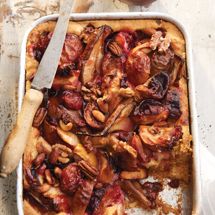 Appeltaart met herfstfruit en noten