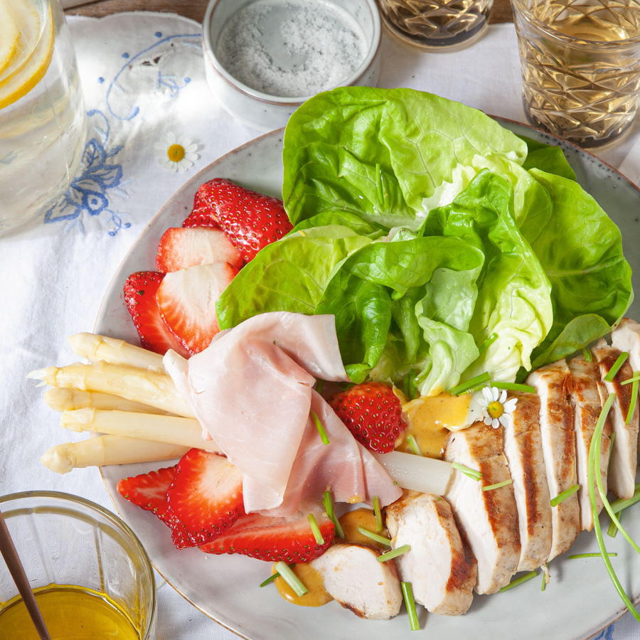 Salade van asperges met ham, aardbeien en gegrilde kip