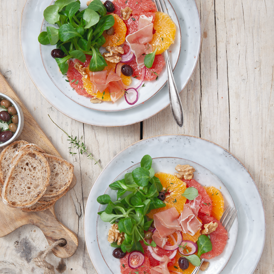 Salade met citrusfruit, gedroogde ham, veldsla en walnoot