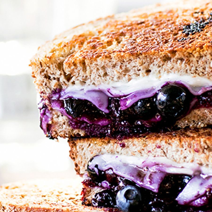 Tosti Geitenkaas met blauwe bessencompote