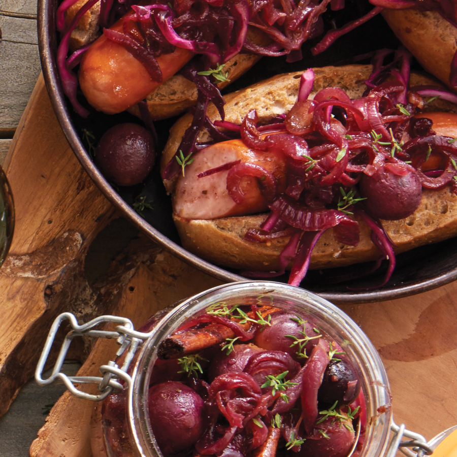 Broodje rookworst met druivenchutney en rode kool