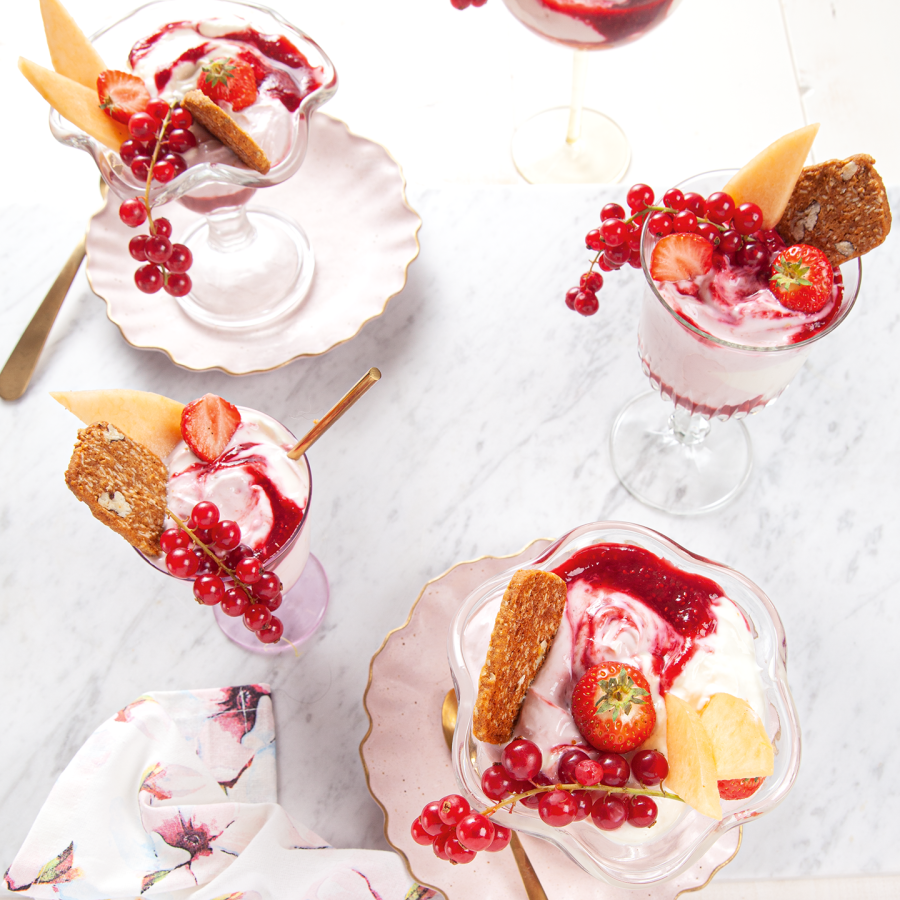 Fruitkwark met huisgemaakte frambozensaus, zacht fruit en koekjes