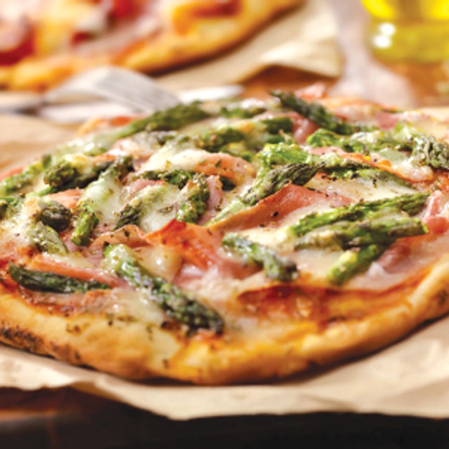 Pizza met groene asperges en Serranoham