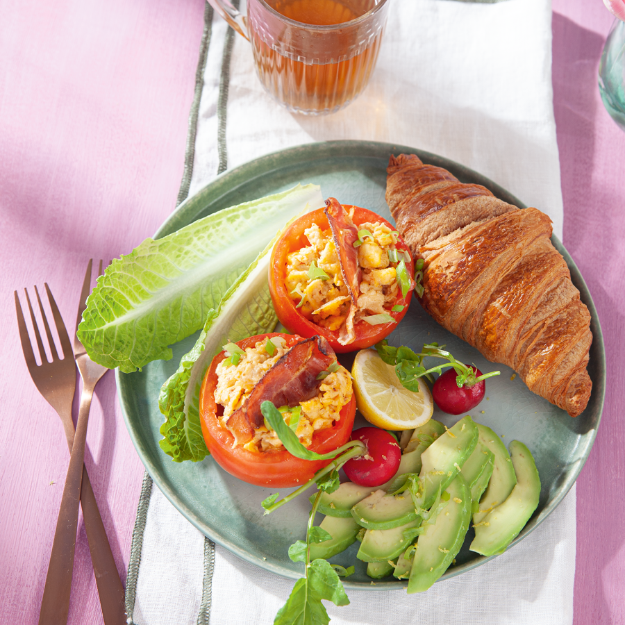 Gemarineerde tomaten gevuld met roerei en bacon