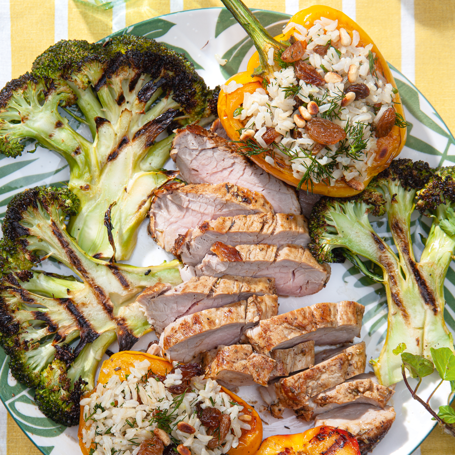 Provençaalse varkenshaas met gegrilde nectarines en paprika gevuld met rijstsalade