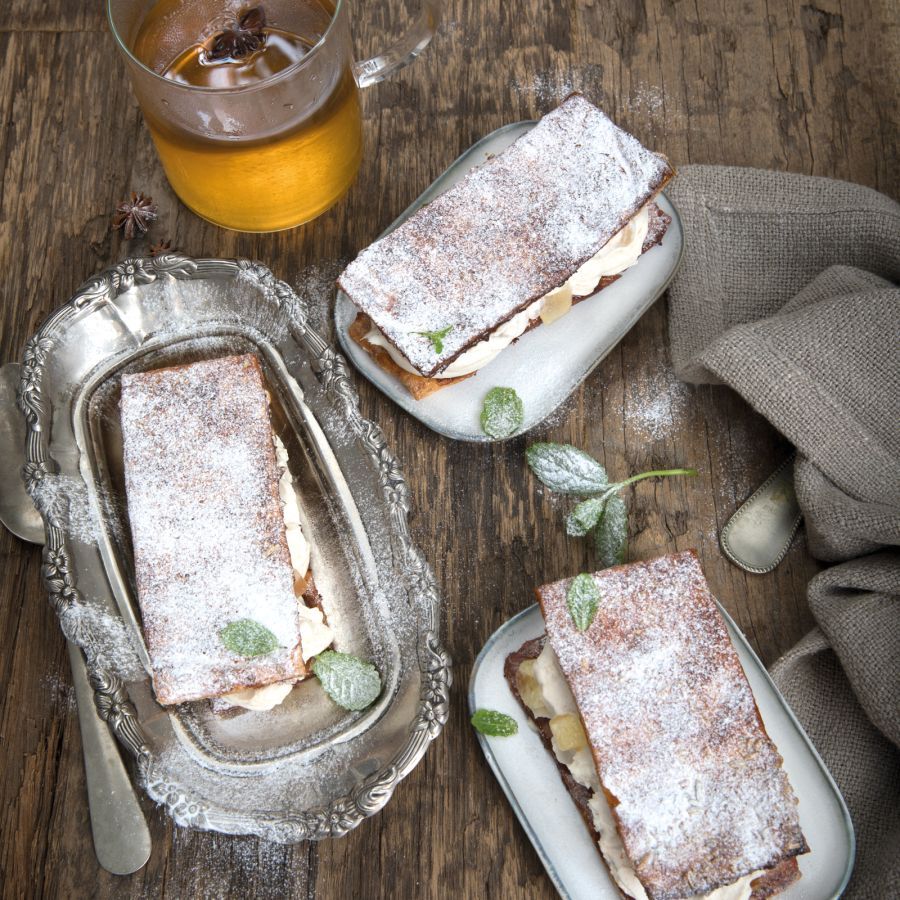 Tompouce met venkelzaadjes, peer en honing