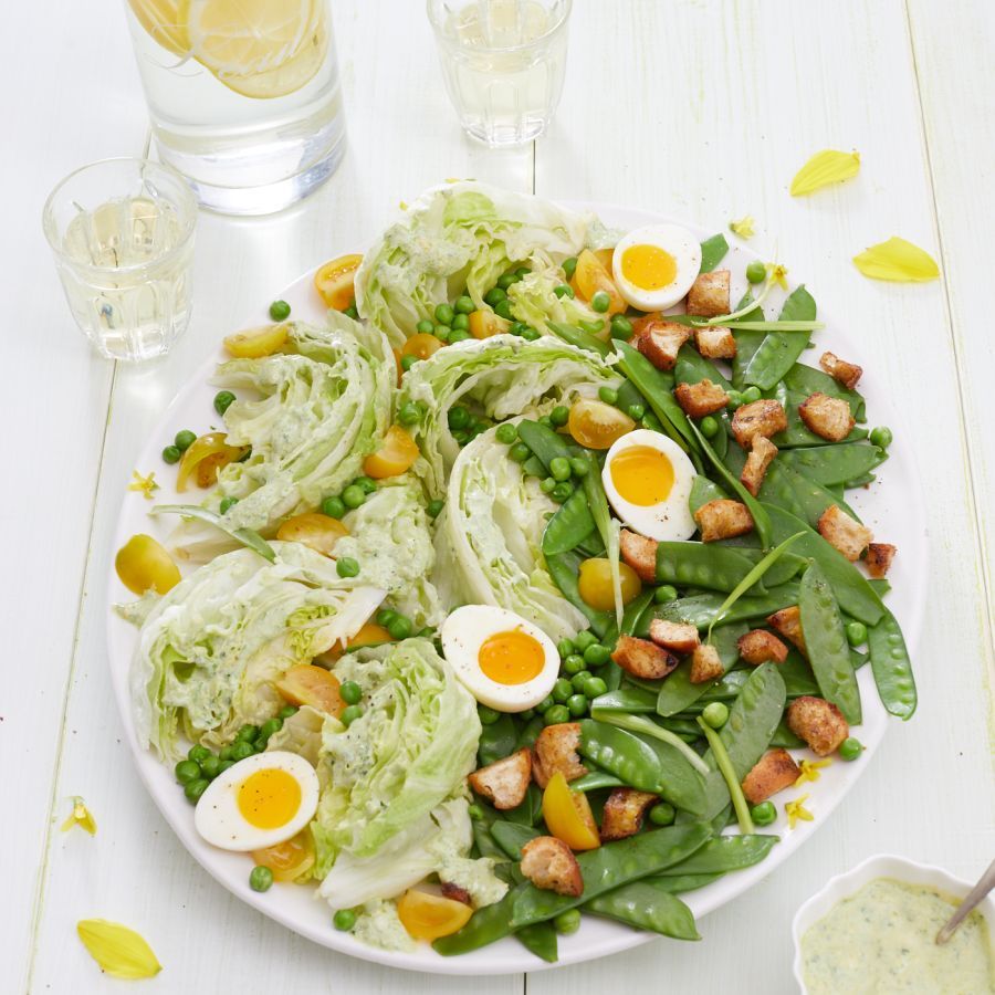 Lente ijsbergsalade met peultjes, doperwtjes, croutons en limoendressing
