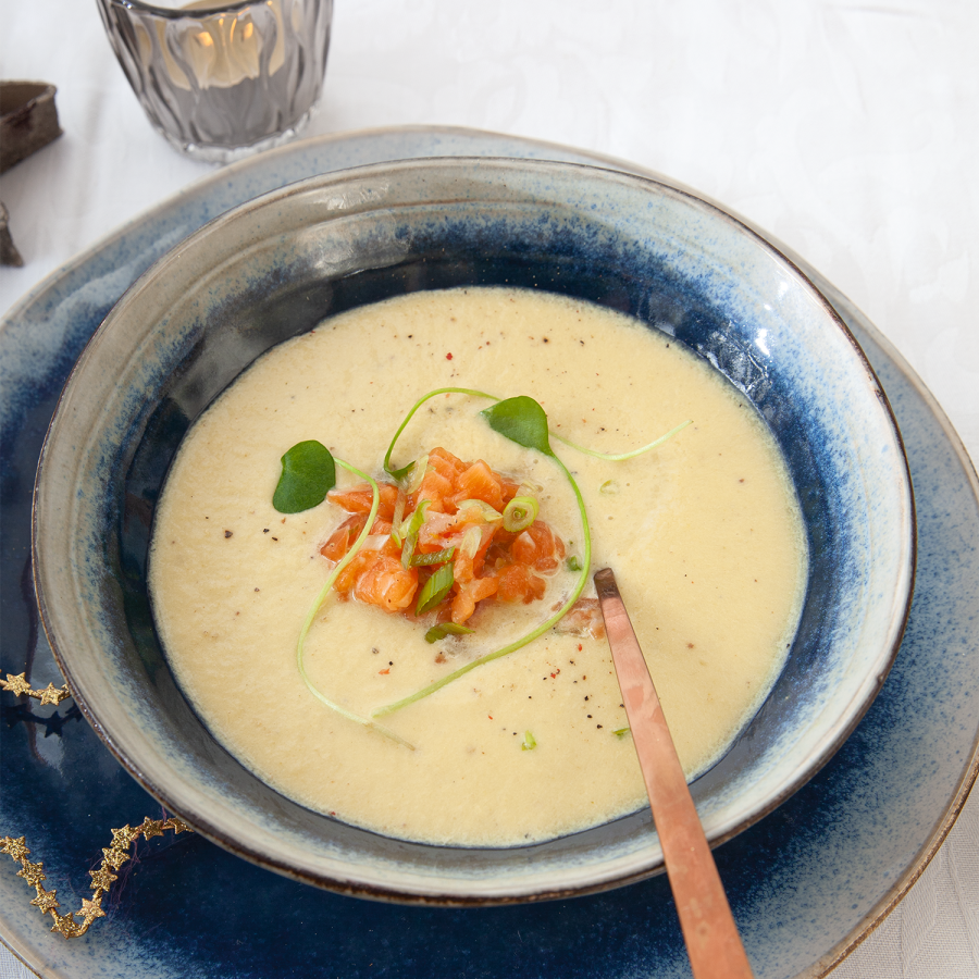 Witlofsoep met saffraan en zalmtartaar