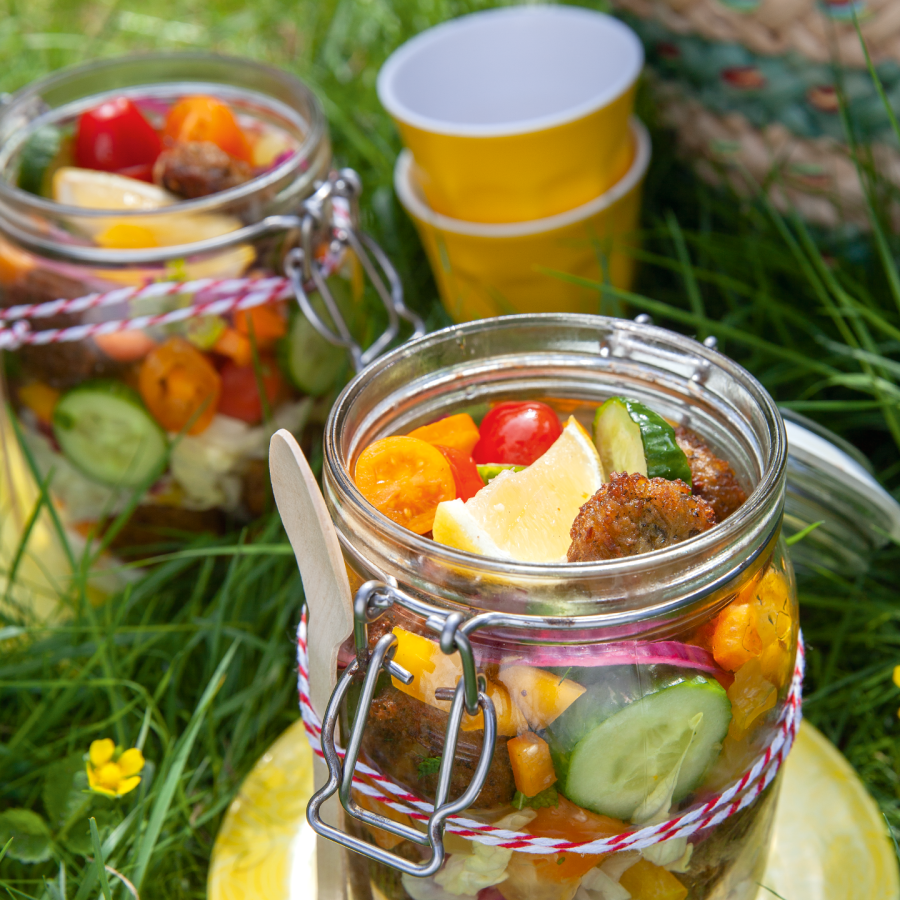 Salade potten met falafel balletjes