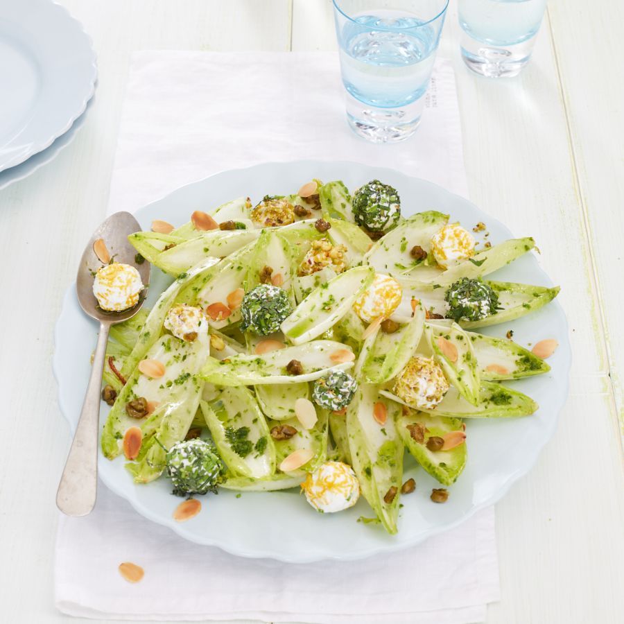 Salade van witlof in kruidendressing met geitenkaas bonbons