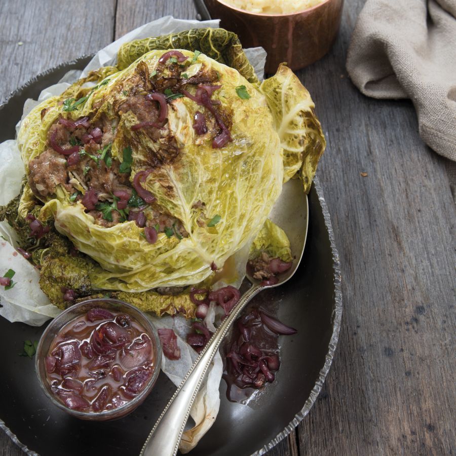 Hele groene kool uit de oven met gehakt