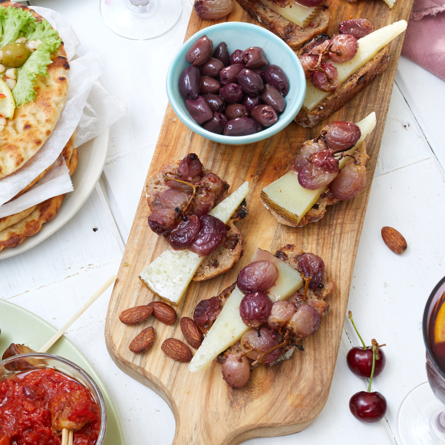 Tapasbroodjes met manchego kaas en geroosterde druiven uit de oven