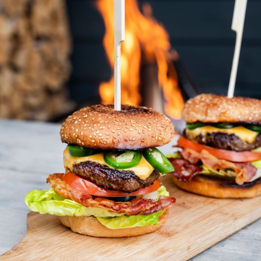 Cheeseburger met cheddar, bacon, jalapeño pepers, tomaat en sla 