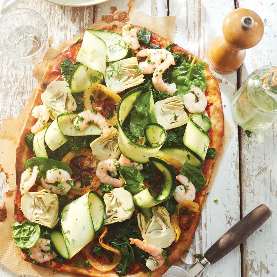 Zomerpizza met spinazie, ansjovis, citroen, courgette en artisjokken