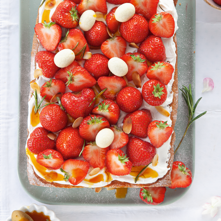 Aardbeien, amandelen en sinaasappelsiroop op cakedeeg