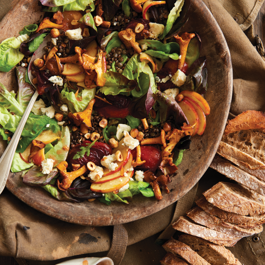 Salade met gebakken pruimen, linzen, blauwe kaas en noten