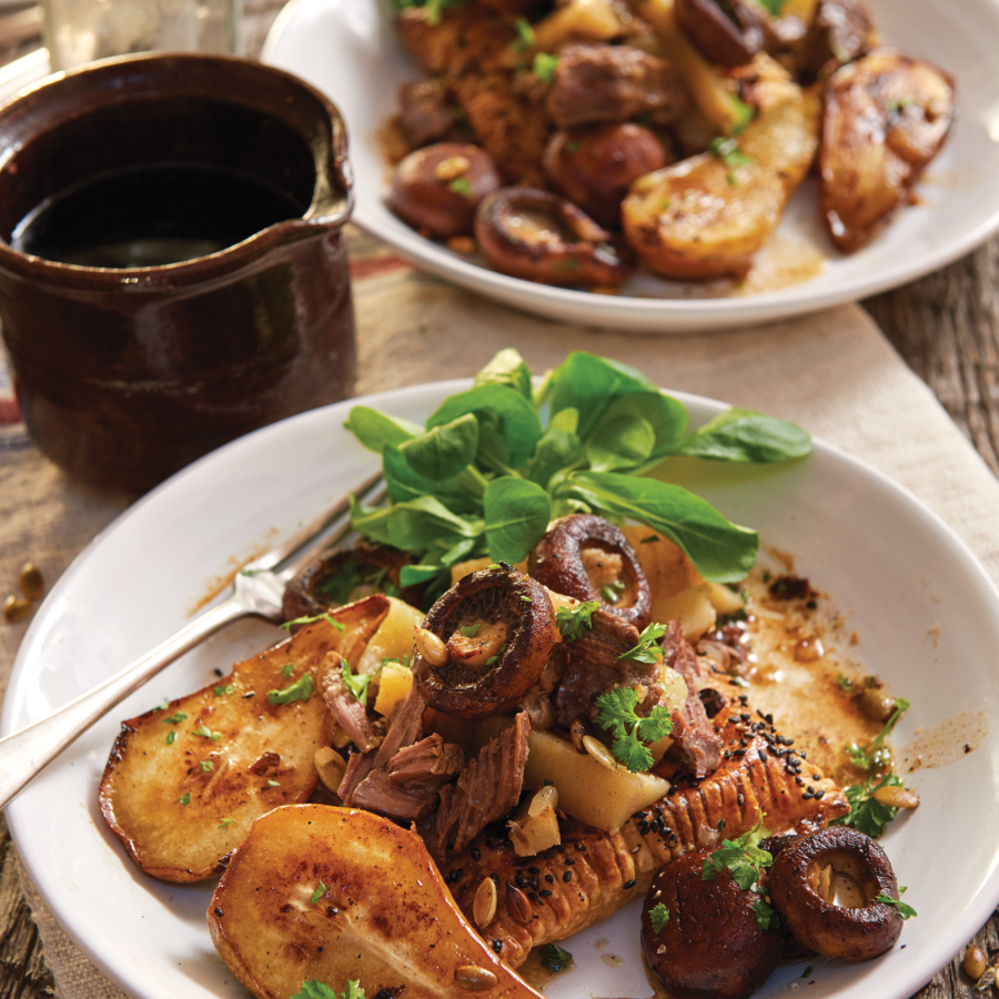 Stoofvlees met pastinaak en peer, kastanjechampignons op krokant bladerdeeg en veldsla