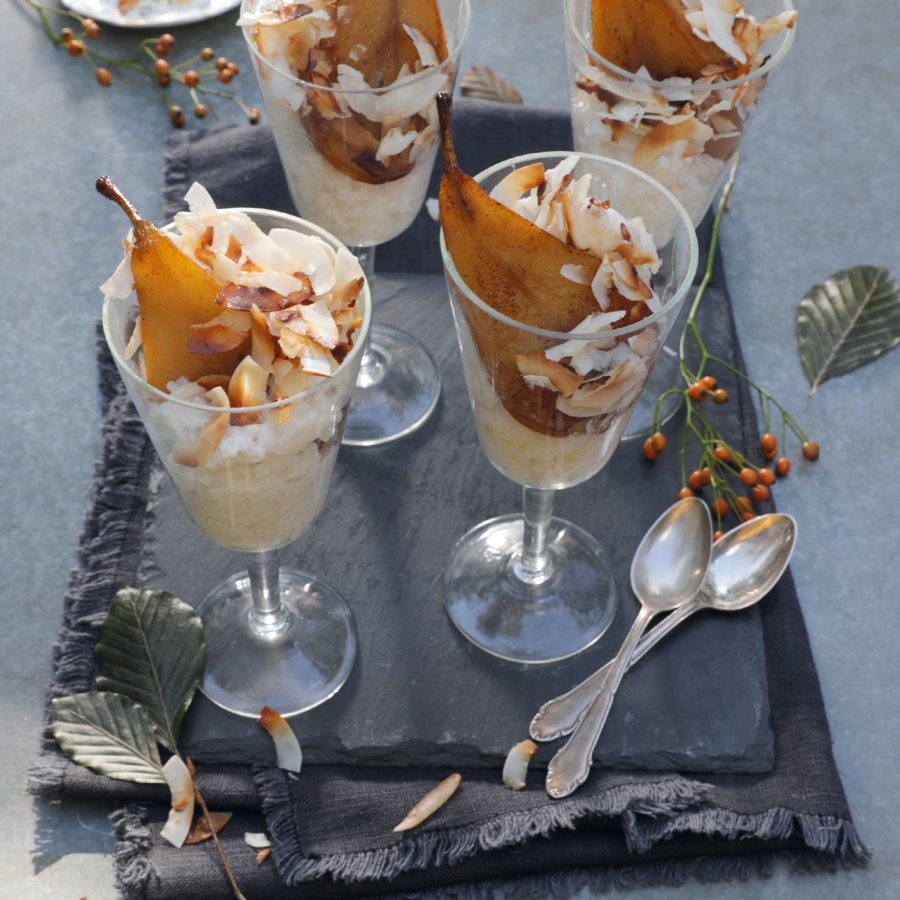 Romige kokos rijstpap met gebakken peer