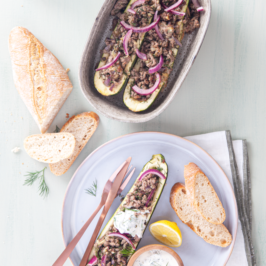 Gevulde courgette met tartaar, tzatziki en stokbrood