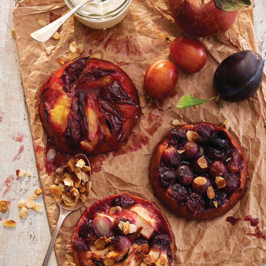 Oogsttaartjes met pruimen en druiven