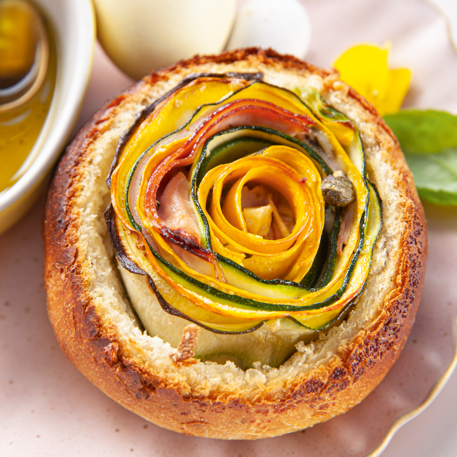 Italiaanse bollen uit de oven met courgette, wortel en ei
