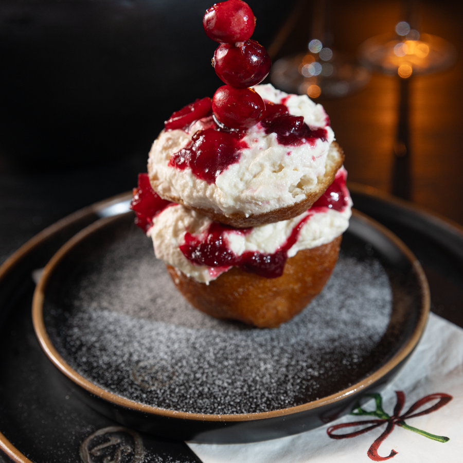Gevulde oliebol met mascarpone room en cranberry compote
