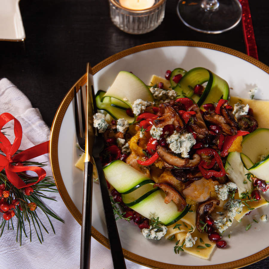 Vega lasagne met oven gebakken pompoen, zoete aardappel, shiitakes en granaatappel 