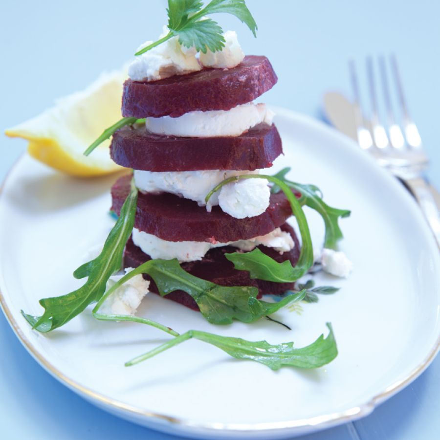 Torentje van rode biet, geitenkaas en rucola