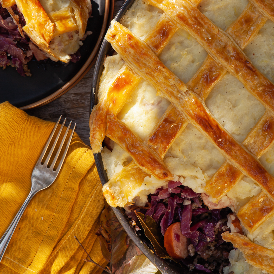 Gehaktschotel met appel, gehakt, rookworst, mosterd aardappelpuree met bladerdeegdakje