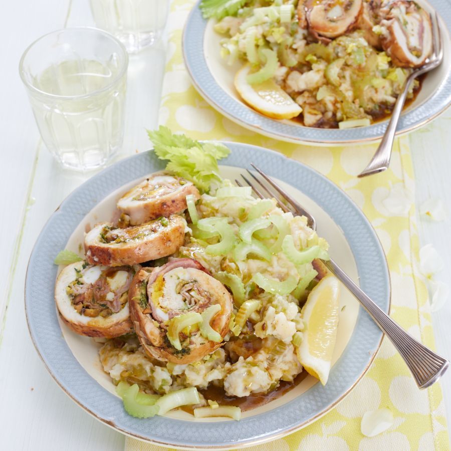 Lentestamppotje van bleekselderij met gevulde kiprolletjes