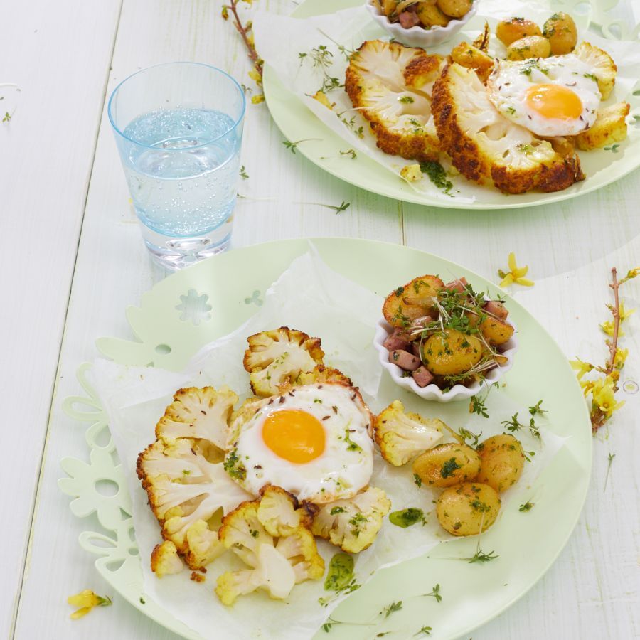 Geroosterde bloemkool steaks uit de oven met spiegeleitje