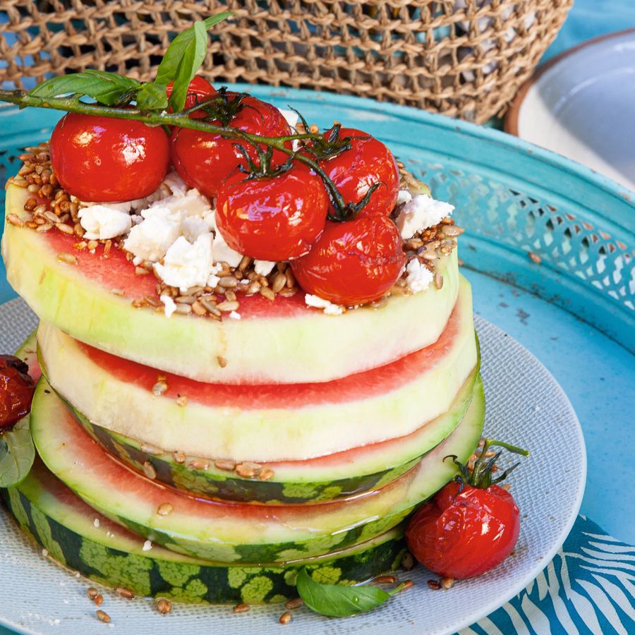 Watermeloentaart met feta, zonnebloempitten en komijndressing