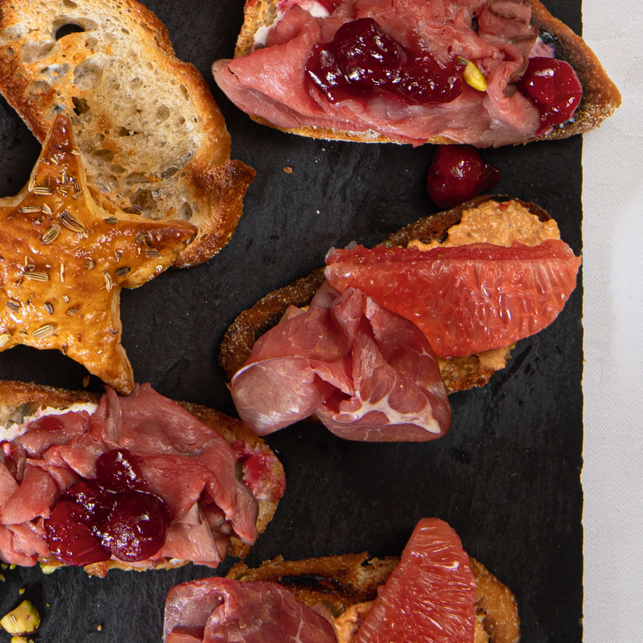 Crostini met rosbief, citroen, grapefruit en cranberry