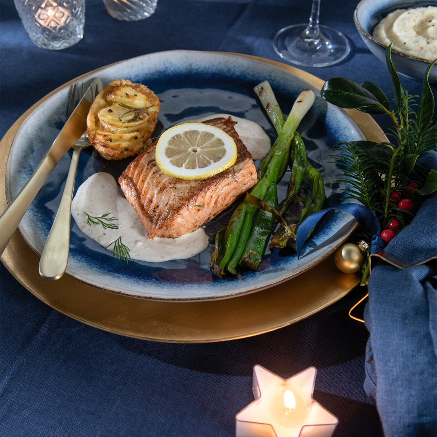 Gebakken zalm met vanillesaus en gegrilde lente ui