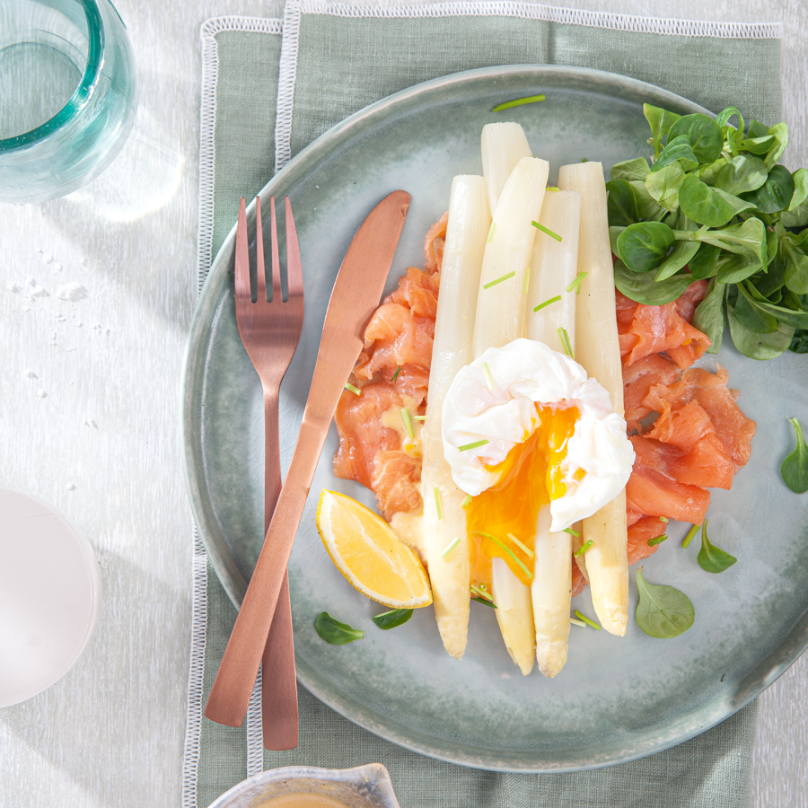 Witte asperges met zalm, gepocheerd eitje en citroensaus
