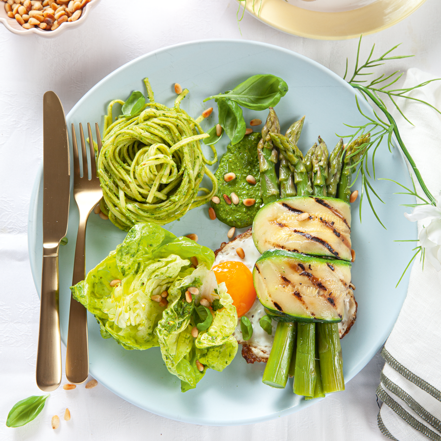 Gegrilde courgette rol gevuld met geitenkaas en groene asperges