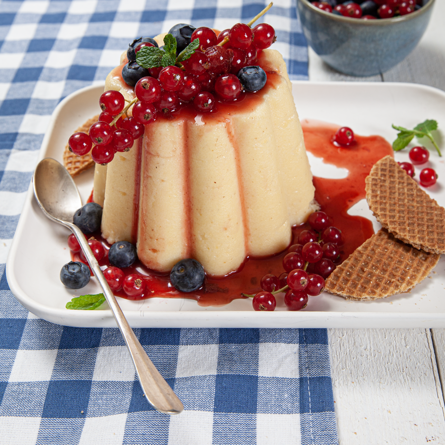 Griesmeelpudding met rode bessen en siroop