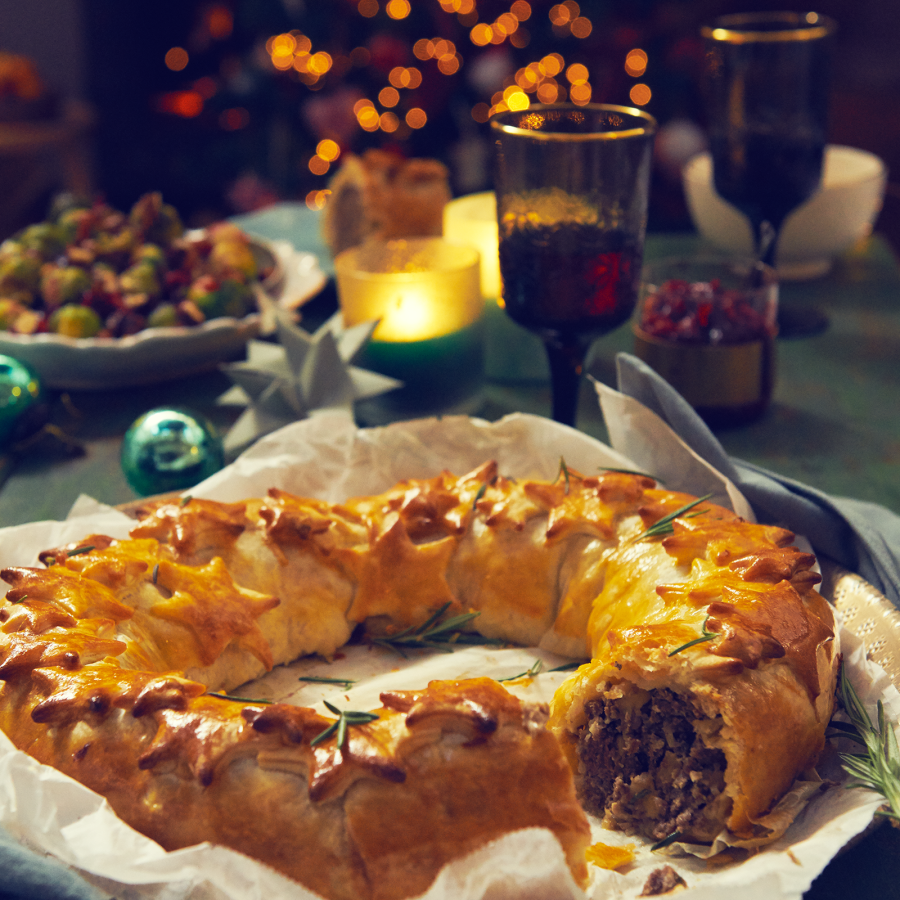 Hartige kerstkrans gevuld met gehakt, appel en salie